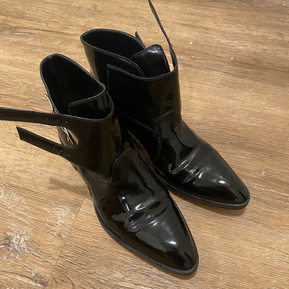 90% new black shiny leather Gianvito Rossi bootie